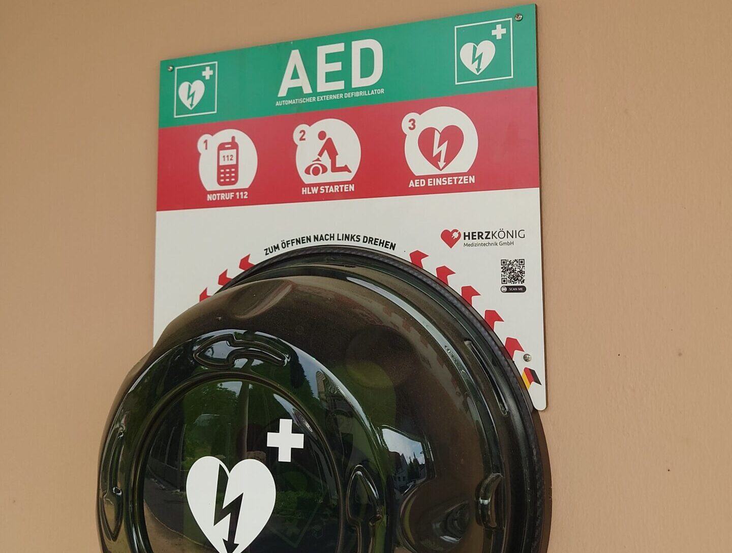 Was hängt da an den Bürgerhäusern? Die neuen AED-Defibrillatoren können Leben retten
