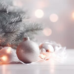 Weihnachtsmotiv mit Tanne und Kugeln