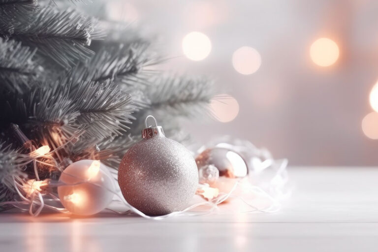 Weihnachtsmotiv mit Tanne und Kugeln