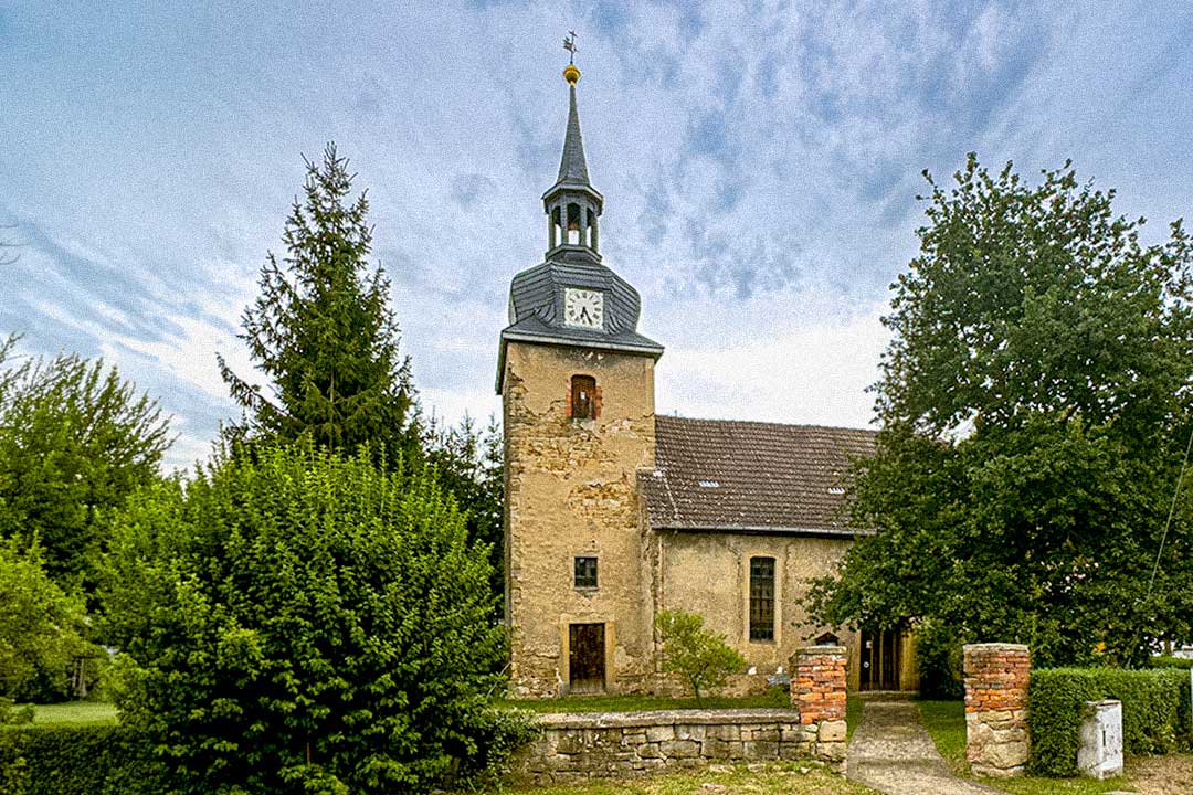 Eröffnung der Radar-Kirche in Schafau, mit Bild der Kirche